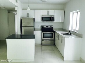 6891 Bay Dr in Miami Beach, FL - Foto de edificio - Building Photo