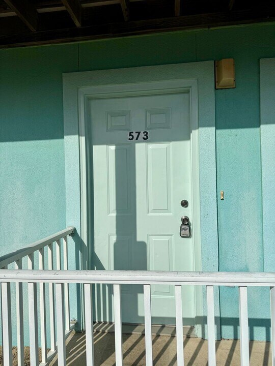 573 Florosa Ct in Mary Esther, FL - Building Photo