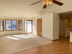 303 Crestwood Ln in Onalaska, WI - Foto de edificio - Building Photo