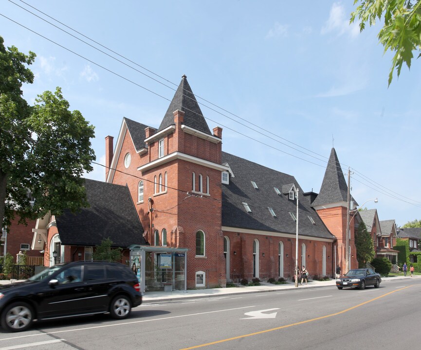 200 Annette St in Toronto, ON - Building Photo