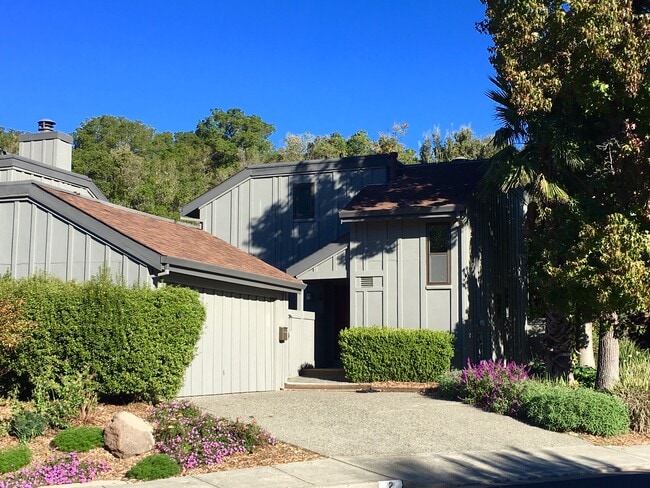 property at 2 Sheldrake Ct