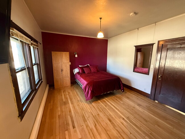 property at 1122 W Mercury St