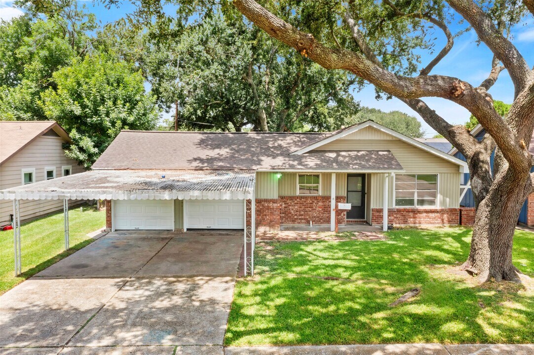 317 Ellen Dr in Deer Park, TX - Foto de edificio