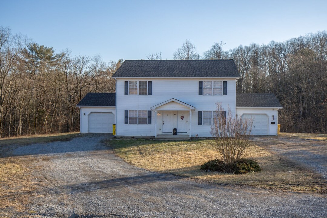 87 Dozer Ln in Martinsburg, WV - Building Photo