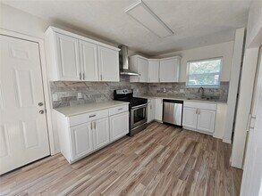 105 E Wavy Oak Cir in Spring, TX - Foto de edificio - Building Photo