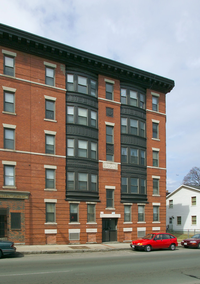 129 Sargeant St in Holyoke, MA - Foto de edificio - Building Photo