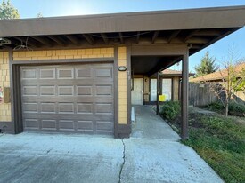 77-79-79 W Clover St in Woodland, CA - Building Photo