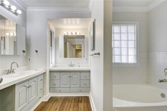 2204 Forest Trail in Austin, TX - Building Photo - Building Photo
