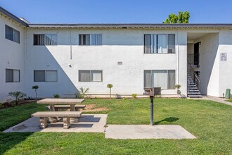 Clovis Courtyard Apartments in Clovis, CA - Foto de edificio - Building Photo