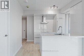 2221 Yonge St in Toronto, ON - Building Photo - Building Photo