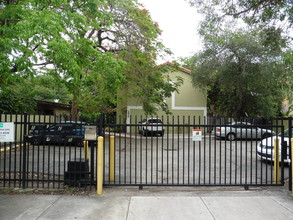 2925 Center St in Miami, FL - Building Photo - Building Photo