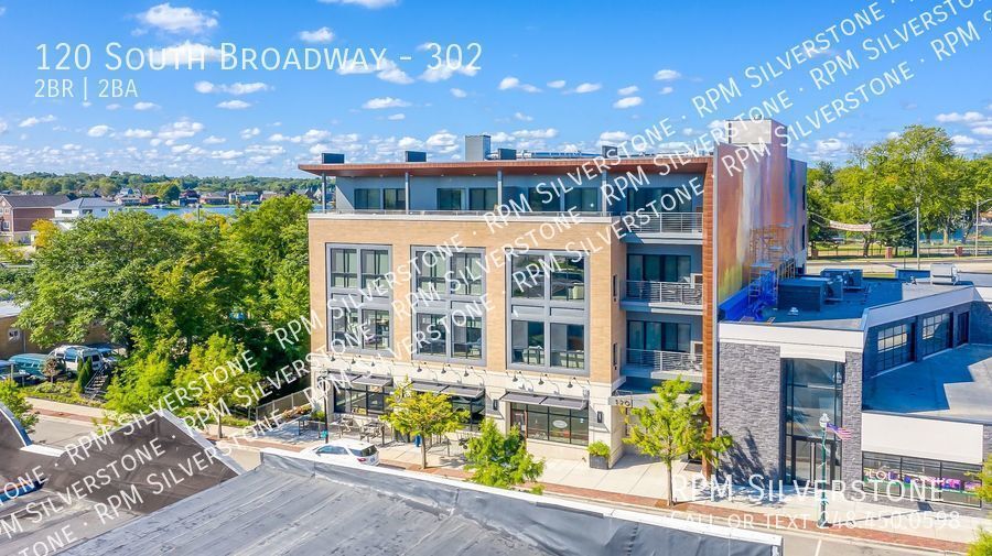 120 S Broadway St, Unit 302 in Orion Township, MI - Building Photo