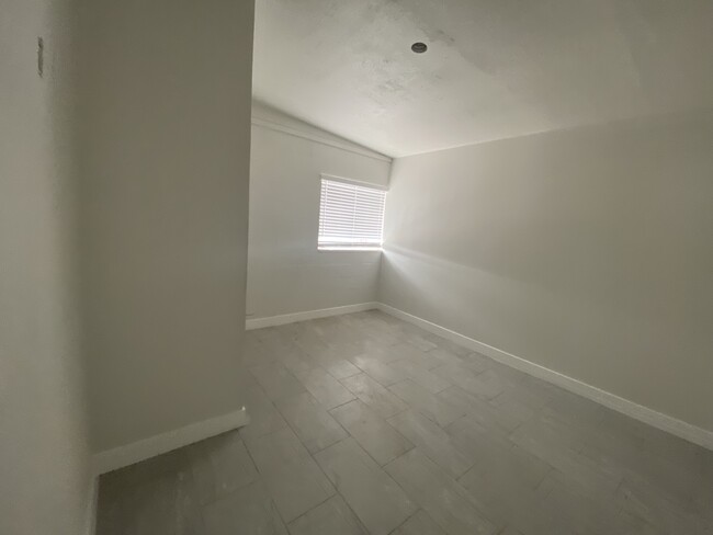 1210 E Saint Louis Ave in Las Vegas, NV - Building Photo - Building Photo