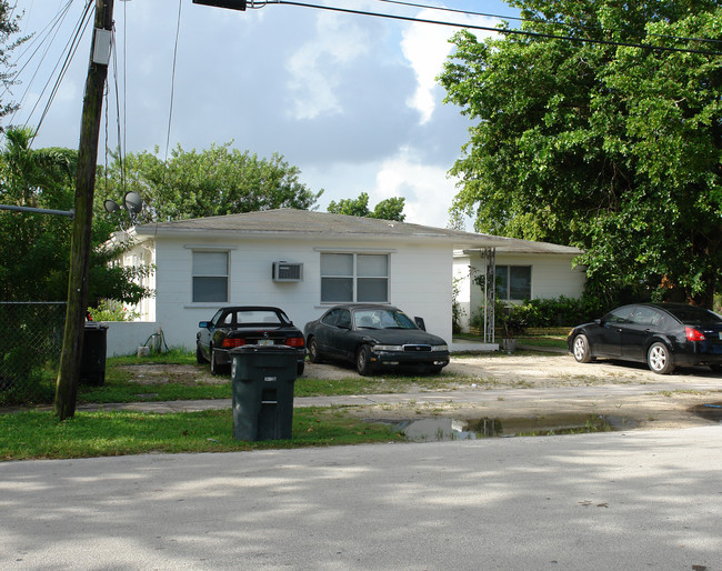 1124 NE 128th St in Miami, FL - Foto de edificio - Building Photo