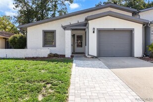 83 Golfview Dr in Homosassa, FL - Building Photo