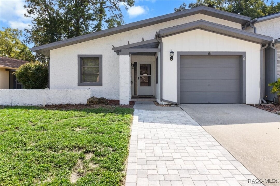 83 Golfview Dr in Homosassa, FL - Building Photo
