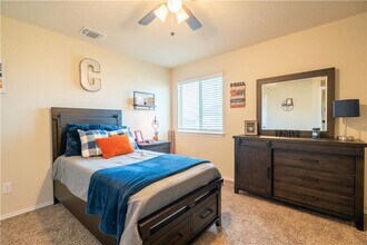 211 Reagor Dr in Taylor, TX - Building Photo - Building Photo