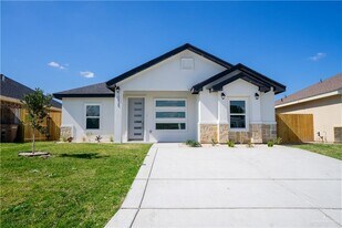 14 N Sugar Bear Dr in Edinburg, TX - Building Photo