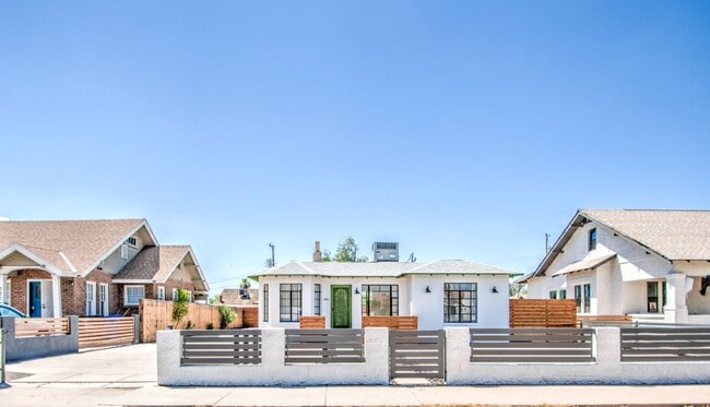 property at 322 N 17th Dr