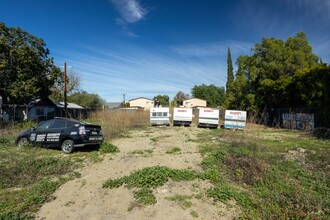 14715-14721 Blythe St in Panorama City, CA - Foto de edificio - Building Photo