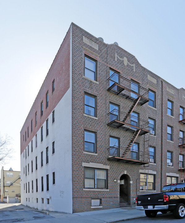 21-11 27th St in Astoria, NY - Building Photo