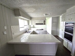 2421 16th Ave N in Texas City, TX - Foto de edificio - Building Photo