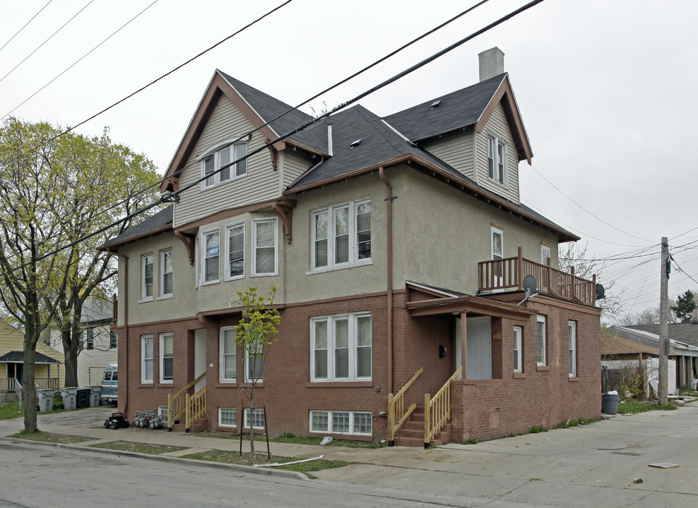 413-419 W Clarke St in Milwaukee, WI - Building Photo