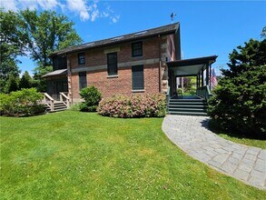 209 Coggeshall Ave in Newport, RI - Building Photo - Building Photo