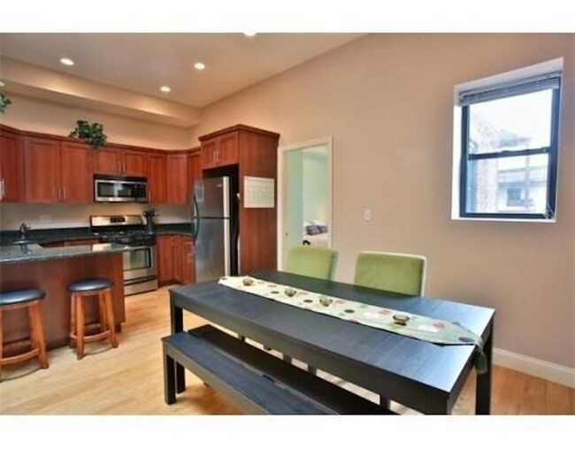 169 Chelsea St, Unit 8 in Boston, MA - Building Photo - Building Photo