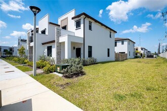 21464 NE 3rd Path in North Miami Beach, FL - Foto de edificio - Building Photo