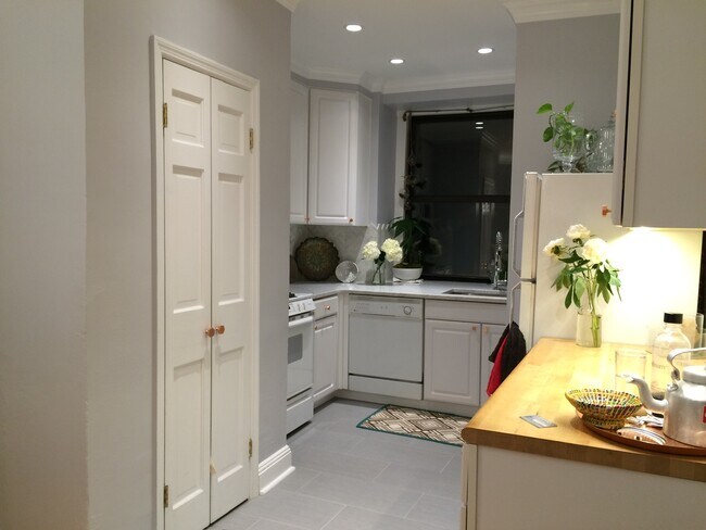 102 W 75th St in New York, NY - Building Photo - Building Photo
