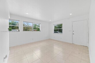 2457 NE 183rd St in Miami, FL - Foto de edificio - Building Photo