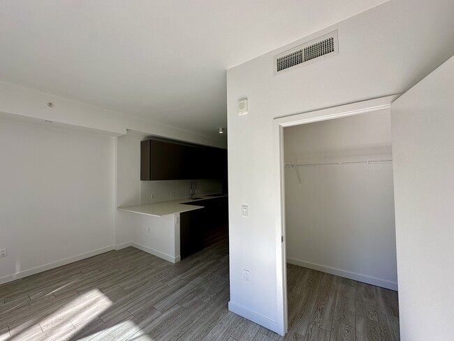 218 NW 34th St, Unit S4 in Miami, FL - Foto de edificio - Building Photo