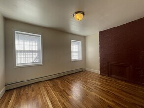 204 Christopher Columbus Dr in Jersey City, NJ - Building Photo - Building Photo