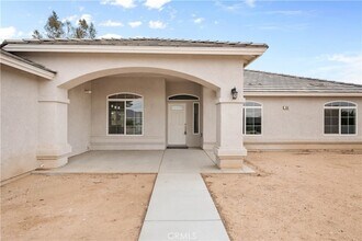 8104 Corona Ave in Hesperia, CA - Foto de edificio - Building Photo