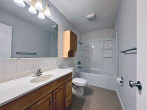 2437 Delaware Dr in Springfield, IL - Building Photo - Building Photo