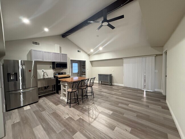 681 Kenwood St in Upland, CA - Foto de edificio - Building Photo