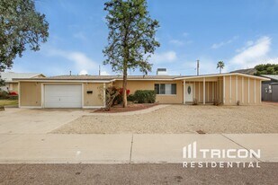 13129 N 21st Dr in Phoenix, AZ - Building Photo