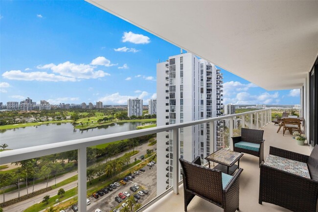 3701 N Country Club Dr, Unit 2107 in Aventura, FL - Foto de edificio - Building Photo