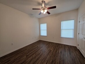 6326 Red Oak Dr in Hitchcock, TX - Building Photo - Building Photo