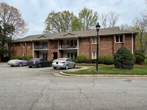 1 Fountain View Cir in Greensboro, NC - Building Photo - Building Photo