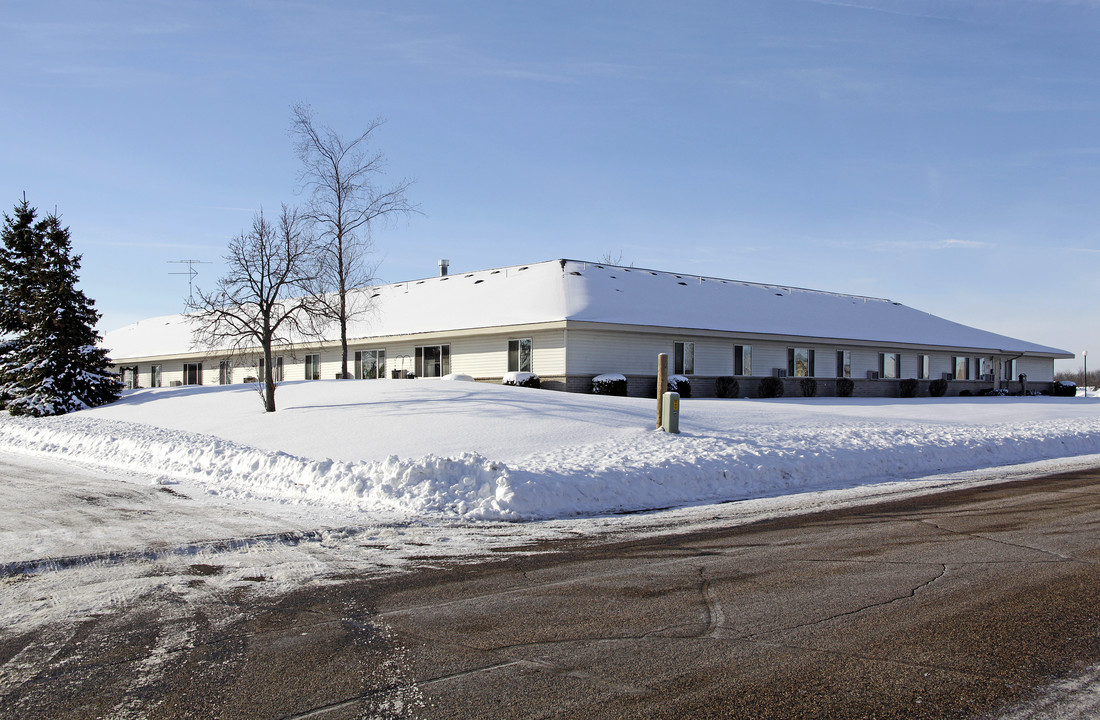 Knollwood Square Apartments in Annandale, MN - Building Photo