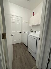 20115 NE Halsey St in Fairview, OR - Foto de edificio - Building Photo