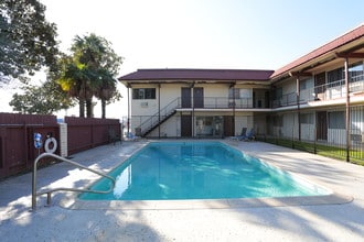 121 E Trenton Ave in Orange, CA - Foto de edificio - Building Photo