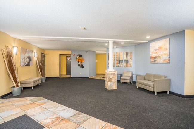 Wheelock Ridge Villa in St. Paul, MN - Foto de edificio - Lobby