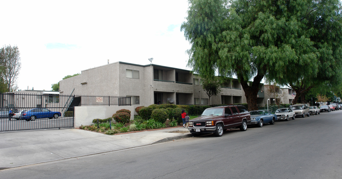 Cedros Rayen Apartments in Panorama City, CA - Building Photo