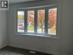 121 Markwood Dr in Kitchener, ON - Building Photo - Building Photo