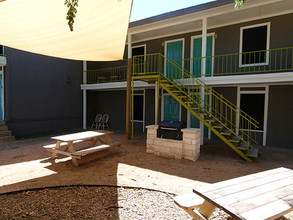 Flats At The Cameron in Austin, TX - Foto de edificio - Building Photo