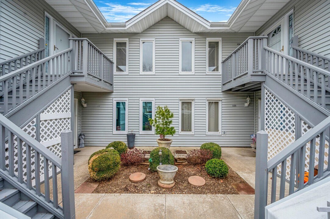 324 Elton Ct N in Saint James, NY - Building Photo
