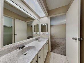 27 S White Pebble Ct in Spring, TX - Foto de edificio - Building Photo